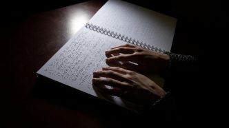 Face au déclin de l'apprentissage du braille, les associations craignent un «illettrisme» des malvoyants