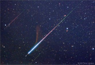 Etoile filante rouge et verte le 2 janvier 2024
