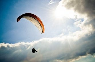 Débuter en parapente : des premiers pas au décollage !