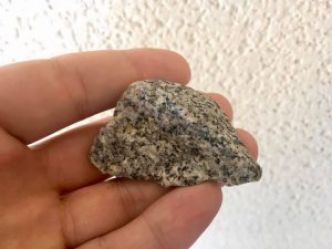 Identification et comparatif entre le granit et du quartz ?