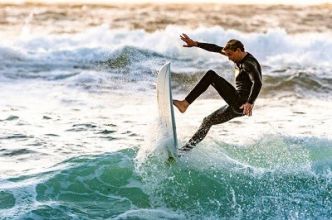 Surf : Les techniques et positionnements pour débuter