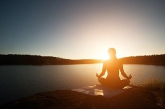 Comment pratiquer la méditation par mantra ?