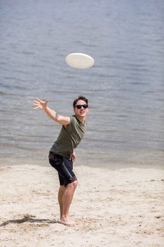 Frisbee pour les débutants. Comment jouer ? Comment lancer ?