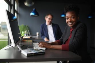 Bureau assis-debout, la nouvelle tendance bien-être au travail