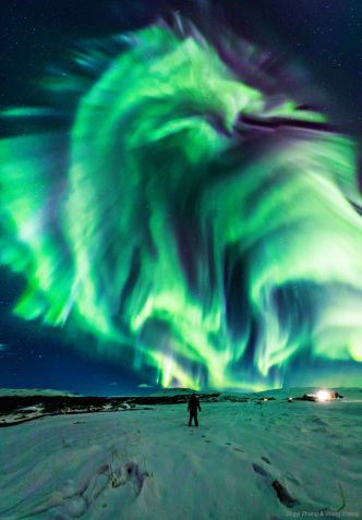 Aurore en dragon sur l'Islande
