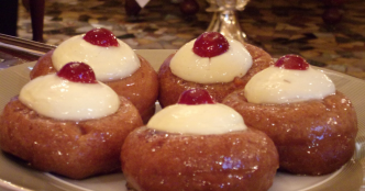 Baba au Rhum: Un Dessert Parfumé et Moelleux