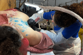 Cancer du sein, scarifications, accidents, opérations : lorsque le corps laisse des traces, le tatouage thérapeutique vient embellir les blessures
