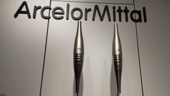 "Un objet d'art produit en série" : la torche olympique de Paris 2024 fabriquée sur le site ArcelorMittal de Florange