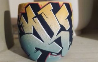 En se parant de graffitis, la poterie se remet au goût du jour