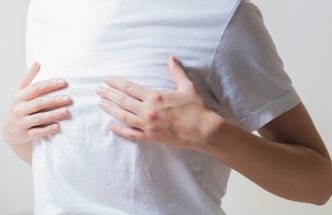 À 52 ans, Sandrine retire ses prothèses mammaires  : « Je n'ai jamais atteint le bonnet B dont je rêvais »