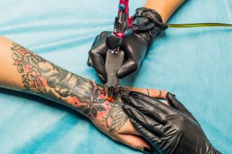À partir de quel âge peut-on se faire tatouer ?