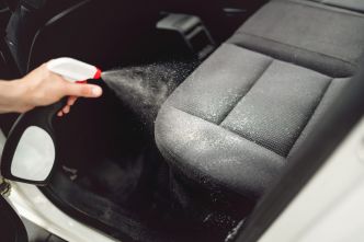 Les experts vantent ce produit naturel, il est redoutable pour éliminer les tâches des sièges de voiture