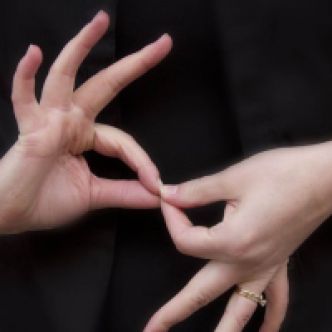 Un professeur universitaire appelle à la nécessité d'enseigner la langue des signes dans les écoles tunisiennes