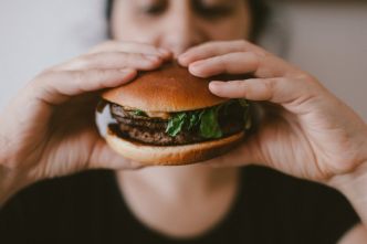 Elle se fait livrer un hamburger, ce qu'elle trouve à l'intérieur la traumatise