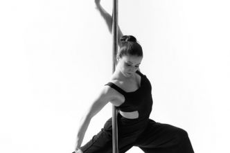 "Quand j'ai commencé, c'était un truc de prostituée" : loin des clichés, la pole dance séduit de plus en plus d'adeptes