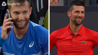 VIDEO. En plein match face à Djokovic, Corentin Moutet s'arrête pour aller éteindre l'alarme de son téléphone