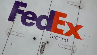 [À VOIR] Un livreur FedEx filmé par Dana White en train de jeter des paquets dans un camion