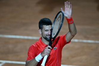 Rome: Djokovic réussit sa rentrée, puis reçoit une gourde sur la tête en sortant du court