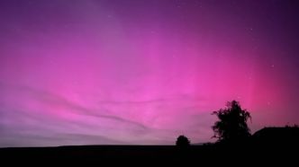 Nuit magique dans toute la France, avec de fascinantes aurores boréales teintées de rose