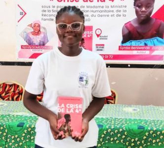 Lycée des jeunes filles de Koubri : A 15 ans, Synthia Zongo dédicace son premier roman, « La crise de la 4ème »