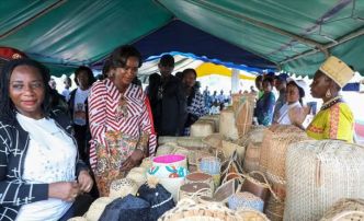 Koulamoutou/Tournée républicaine  : Zita Oligui Nguema offre du matériel aux commerçantes (AGP)