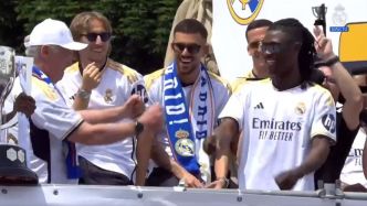 VIDEO. "J'ai un rêve, je veux danser avec Camavinga" : quand Ancelotti fête comme il se doit le titre du Real Madrid avec le Français