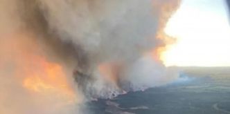 Des milliers de personnes évacuées à cause des feux de forêt dans l'Ouest canadien