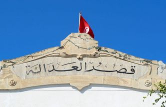 La Tunisie prolonge la détention de deux journalistes et les avocats entament une grève