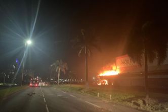 Couvre-feu à Nouméa après une nuit de chaos : incendies, pillages et affrontements