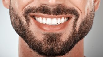 Curcuma, banane, shampoing... que penser de ces remèdes pour blanchir les dents ?