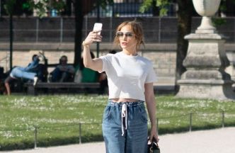 Selfie, jean confort et baskets... La petite virée parisienne de Jennifer Lopez