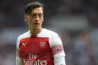 Du jamais-vu : Özil supporte le plus grand rival d'Arsenal