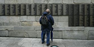 «Ça suffit !» : le choc et la colère devant le mur des Justes après la découverte de tags antisémites