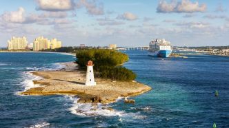 Un paradis de luxe : les Bahamas offrent des plages privées et des monastères importés de France