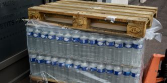 Un lot de bouteilles d'eau défectueux détecté à Mayotte