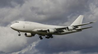 Indonésie : un Boeing 747 atterrit d'urgence après l'incendie d'un moteur