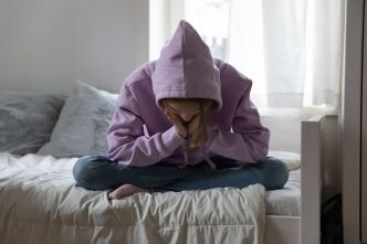 Tentative de suicides : hausse inédite des hospitalisations chez les filles et les jeunes femmes