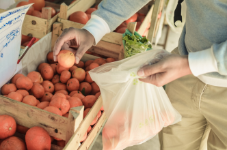Quelles sont les règlementations légales et sanitaires à considérer lors de l'achat de produits alimentaires en déstockage ?