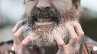 La barbe qui gratte