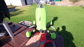 Un père et son fils fabriquent le drone le plus rapide du monde dans le garage familial