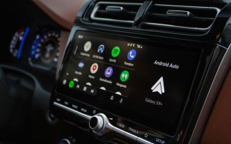 Android Auto permet enfin de caster des vidéos en voiture, Samsung tacle méchamment Apple, c'est le récap' !