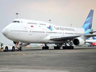 Un réacteur d'un 747-400 de Garuda Indonesia prend feu au décollage