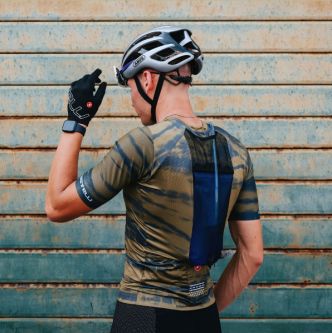 Castelli lance un nouveau maillot de gravel avec une poche pour vessie d'hydratation intégrée