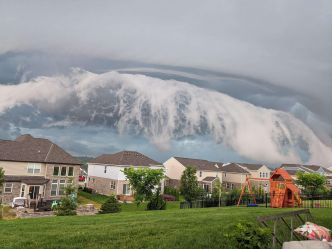 Phénomène météo extraordinaire : le nuage déchiré ou « tsunami de nuages »