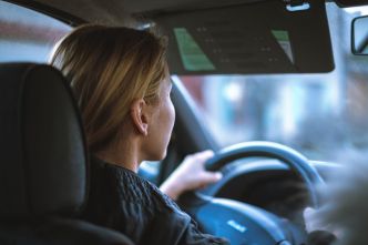 "Conduisez comme une femme” : pourquoi cette nouvelle campagne de sécurité routière fait polémique ?