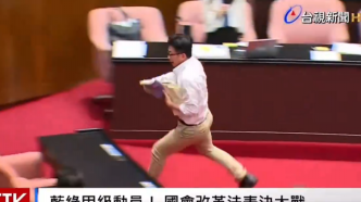 À Taïwan, un élu s'enfuit littéralement du Parlement après avoir arraché les bulletins de vote d'un projet de loi
