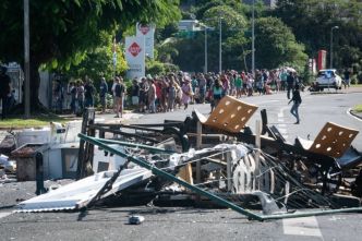 Un sixième mort dans les émeutes dans des échanges de tirs sur un barrage (AFP)