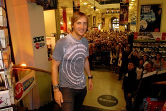 David Guetta annonce un concert à Marseille avec un teaser tourné dans la cité phocéenne