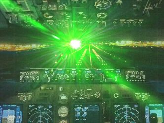 Info pratique : pourquoi les lasers sont dangereux pour les avions de ligne