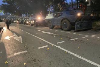 Emeutes en Nouvelle-Calédonie : les forces de l'ordre commencent à dégager la route stratégique entre Nouméa et l'aéroport de la Tontouta